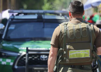 Carabinero fuera de servicio disparó a un hombre que intentó asaltarlo en Santiago.