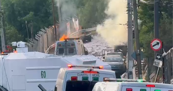 Barricadas y tensión marcan el inicio del desalojo en la toma de Cerro 18 en Lo Barnechea.