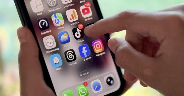 Anuncian proyecto de ley para limitar el uso de redes sociales en jóvenes menores de 16 años en Chile.