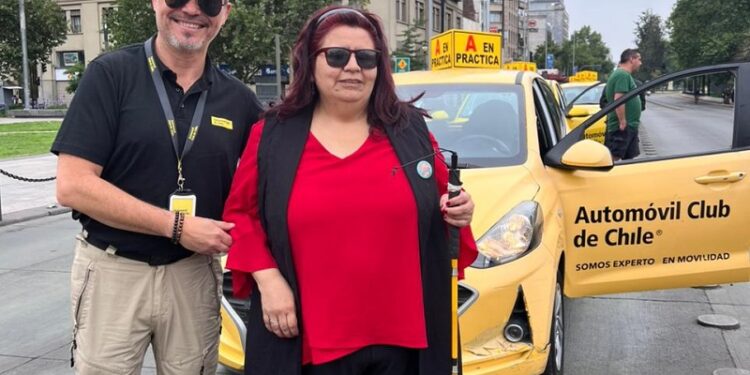 Siempre hay una primera vez: personas ciegas manejan un auto.