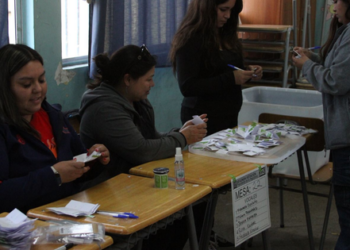 Arranca el cierre de mesas en Colina y Lampa: así se desarrolla el conteo de votos en las comunas.