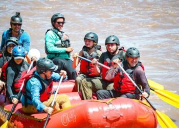 Descenso en rafting por el río Mapocho se convierte en un hito ambiental en Santiago.