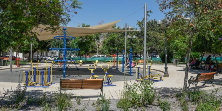 Anuncian mejoras significativas en las plazas de juegos en Providencia.
