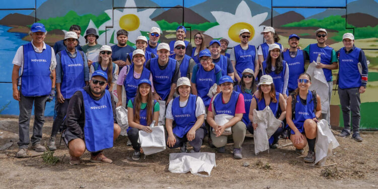 Novotel y la Fundación Mapocho Vivo se ponen la capa y limpian el Río Mapocho, reafirmando su compromiso con la sostenibilidad urbana.