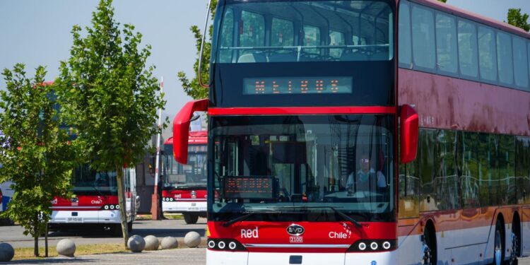 Ya comenzó a funcionar la primera flota de buses eléctricos articulados de Red Movilidad en Santiago.