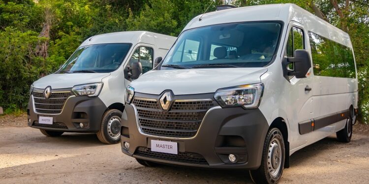 Un clásico del transporte vuelve a las pistas: Renault Master.