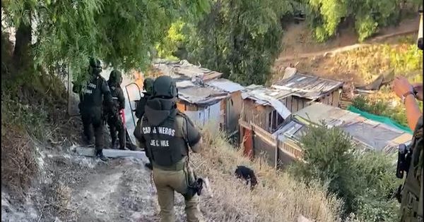 Desalojo en Cerro 18 resulta en barricadas, detenidos y un carabinero herido.