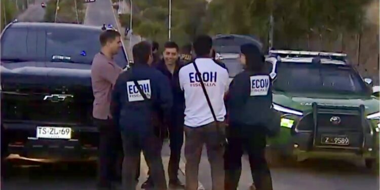 Hombre es encontrado maniatado y asesinado a balazos en la vía pública de Peñalolén.