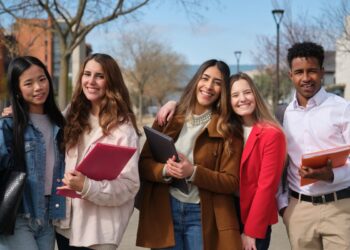 Estudiantes chilenos podrán postular a becas OEA–VIU.