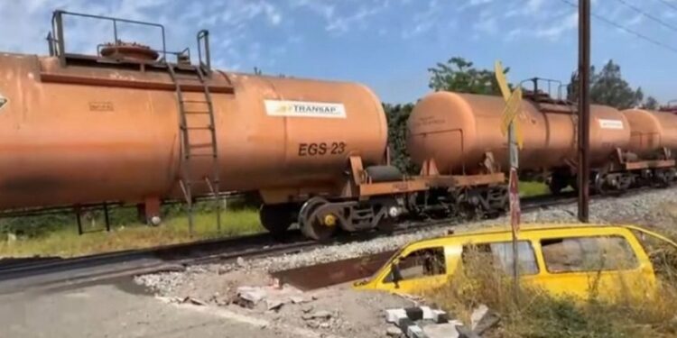 Buin: furgón colisiona con tren que llevaba ácido sulfúrico.