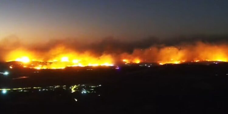 Incendio forestal en San Pedro de Melipilla ha dañado dos viviendas y devastado 150 hectáreas.
