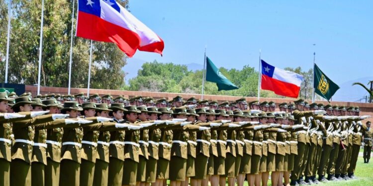 Se suman 676 nuevos carabineros a las labores policiales tras completar su formación.