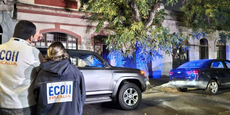 Encuentran a dos extranjeros muertos por disparos en un cité en el centro de Santiago.