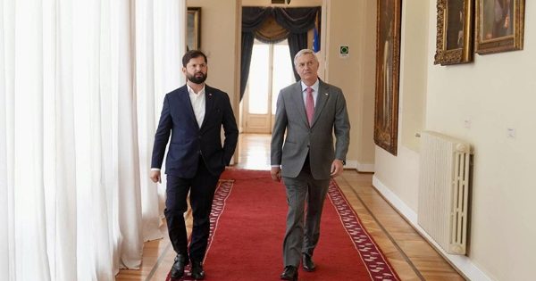 Un “amarre”: la normativa del Gobierno impediría que Kast despidiera a funcionarios.