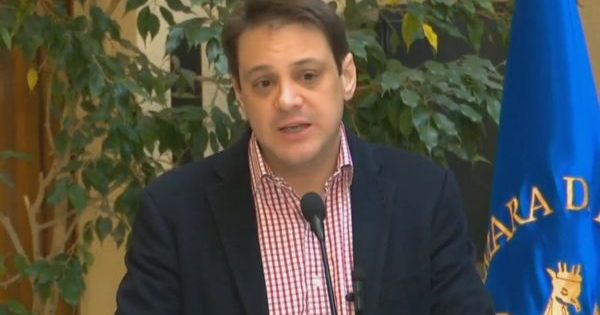 Gaspar Rivas lanza proyecto para que el presidente pueda disolver el Congreso.