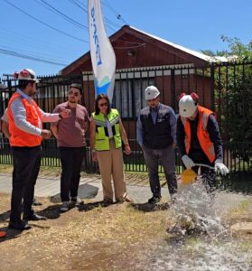 Reforzan campaña de cuidado de grifos con visita a terreno junto a vecinos de Rancagua.