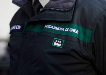 Gendarmería encontró a un funcionario en posesión de elementos ilegales durante un control en Talca.