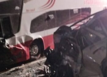 Accidente frontal entre un autobús y un coche provoca la muerte de dos personas y deja varios heridos en Tarapacá.