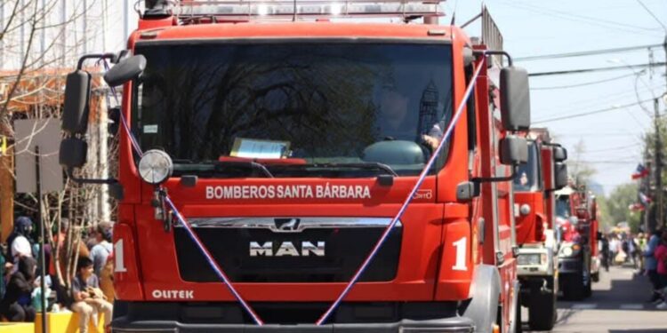 Bomberos de Santa Bárbara salvan a un bebé que dejó de respirar y lo estabilizan en su traslado al hospital.