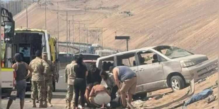 Una mujer ha muerto y cuatro personas han resultado gravemente heridas tras el vuelco de un furgón en Alto Hospicio.