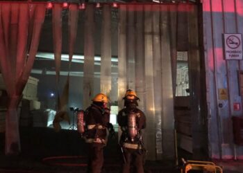 Un incendio impactó a una empresa en el sector norte de Los Ángeles.