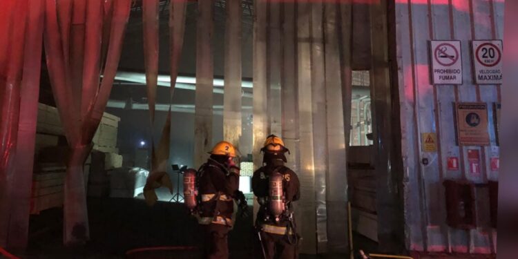 Un incendio impactó a una empresa en el sector norte de Los Ángeles.