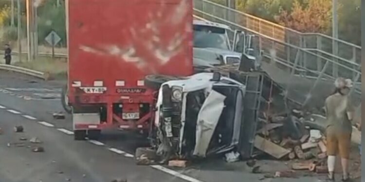 Accidente entre camión y camioneta en la Ruta 5 Sur, cerca de Los Ángeles, deja un herido.