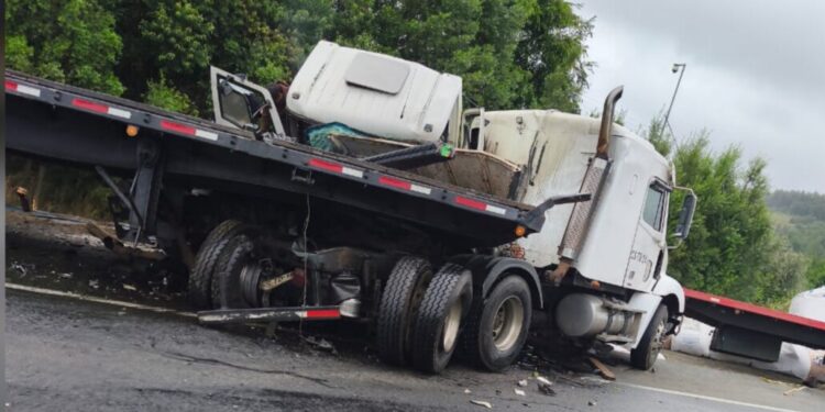 Una persona en estado crítico tras colisión de alta energía entre dos camiones en la Ruta 5 Sur.