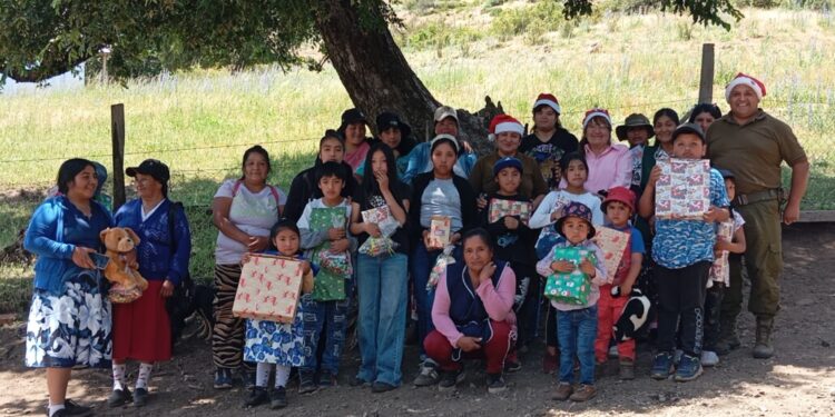 Niños de Trapatrapa disfrutan de una celebración anticipada de Navidad gracias a la colaboración entre PACI Alto Biobío y jóvenes de Los Ángeles.