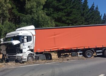 Accidente de camión en la ruta Los Ángeles – María Dolores deja a una persona lesionada.