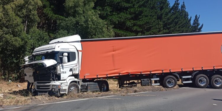 Accidente de camión en la ruta Los Ángeles – María Dolores deja a una persona lesionada.