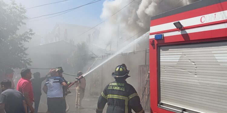 Incendio impactó tres casas en el sector sur de Los Ángeles: Se están investigando las causas.