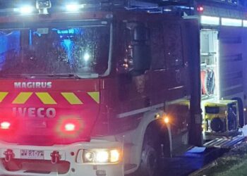 Accidente de alta energía entre moto y camión provoca la muerte de una mujer en Biobío.