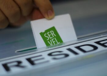 Se abren las urnas en Los Ángeles y a nivel nacional para la elección presidencial.