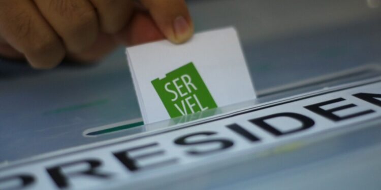 Se abren las urnas en Los Ángeles y a nivel nacional para la elección presidencial.