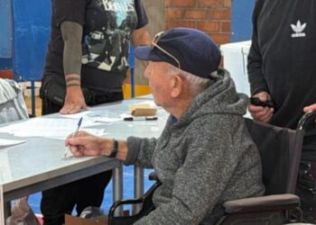 Adulto mayor intenta votar en Ñuñoa con un carnet vencido hace 20 años y culpa a su hija de no entregarle el documento vigente.