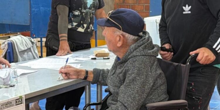 Adulto mayor intenta votar en Ñuñoa con un carnet vencido hace 20 años y culpa a su hija de no entregarle el documento vigente.