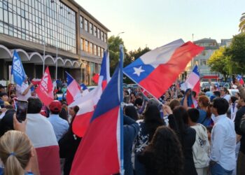 Así festejó Los Ángeles en la Plaza de Armas tras la victoria de José Antonio Kast.