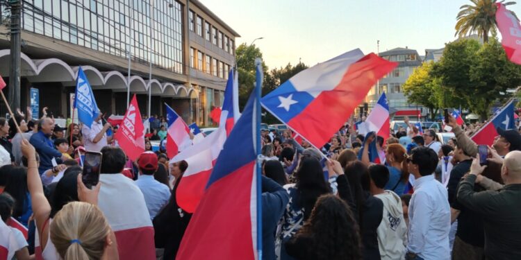 Así festejó Los Ángeles en la Plaza de Armas tras la victoria de José Antonio Kast.