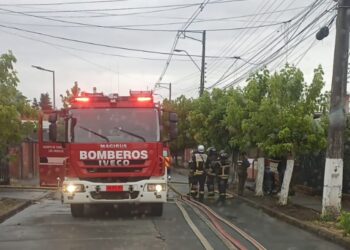 Incendio en una zona poblada de Los Ángeles afecta a dos casas, una de ellas quedó completamente destruida.