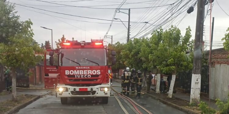 Incendio en una zona poblada de Los Ángeles afecta a dos casas, una de ellas quedó completamente destruida.