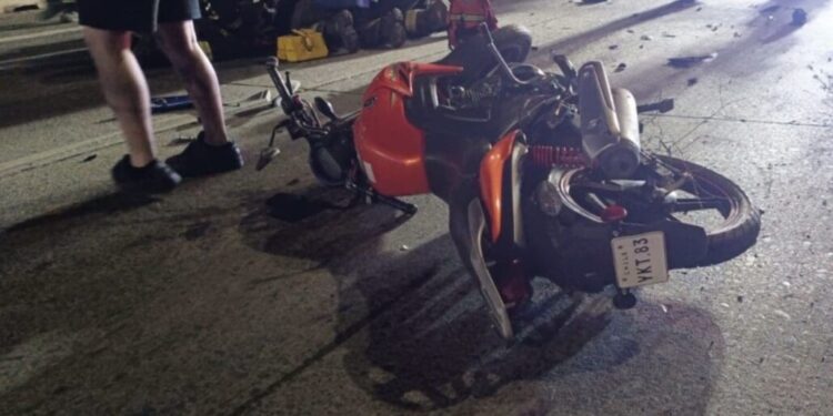 Accidente entre dos motocicletas provoca un muerto y dos heridos graves en Rancagua.