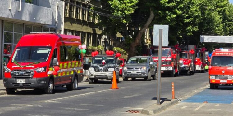 Los Bomberos de Los Ángeles preparan su Caravana Navideña para el 25 de diciembre.