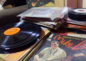 El regreso de los vinilos: La nostalgia que conquista a aficionados en Los Ángeles y gran parte de Chile.