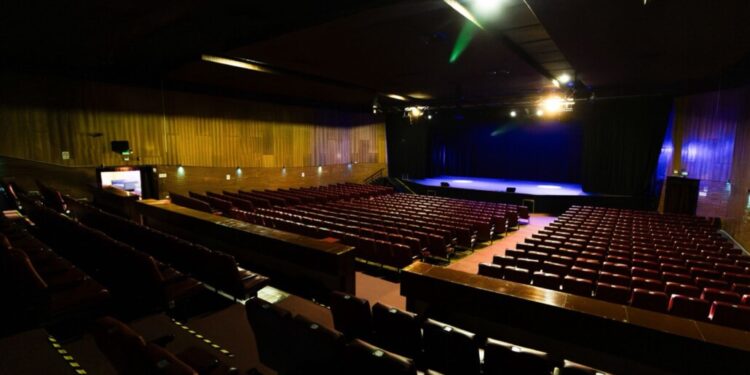 La Corporación Cultural Municipal de Los Ángeles lanza una convocatoria para el uso gratuito del Teatro en 2026.