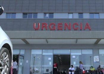 Cámara avanza en la prohibición de cobros por estacionamiento en centros de salud.