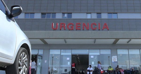 Cámara avanza en la prohibición de cobros por estacionamiento en centros de salud.