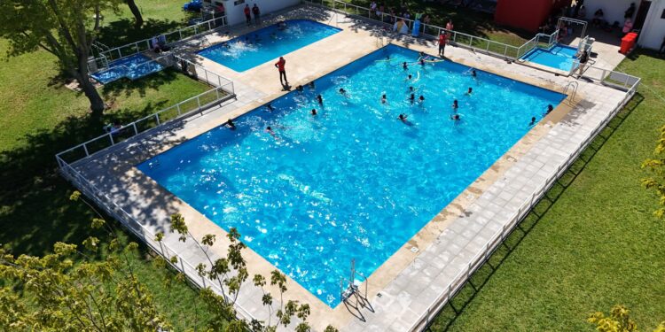 Cinco piscinas municipales en Talca iniciaron su funcionamiento gratuito para el verano.