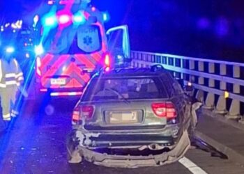 Mujer gravemente herida tras colisionar con un puente en el sur de Los Ángeles.