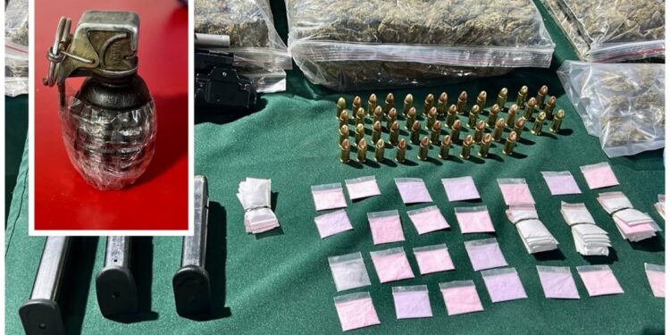 Capturan a tres venezolanos con 56 kilos de marihuana y armas, incluyendo una granada, en su vivienda en El Bosque.